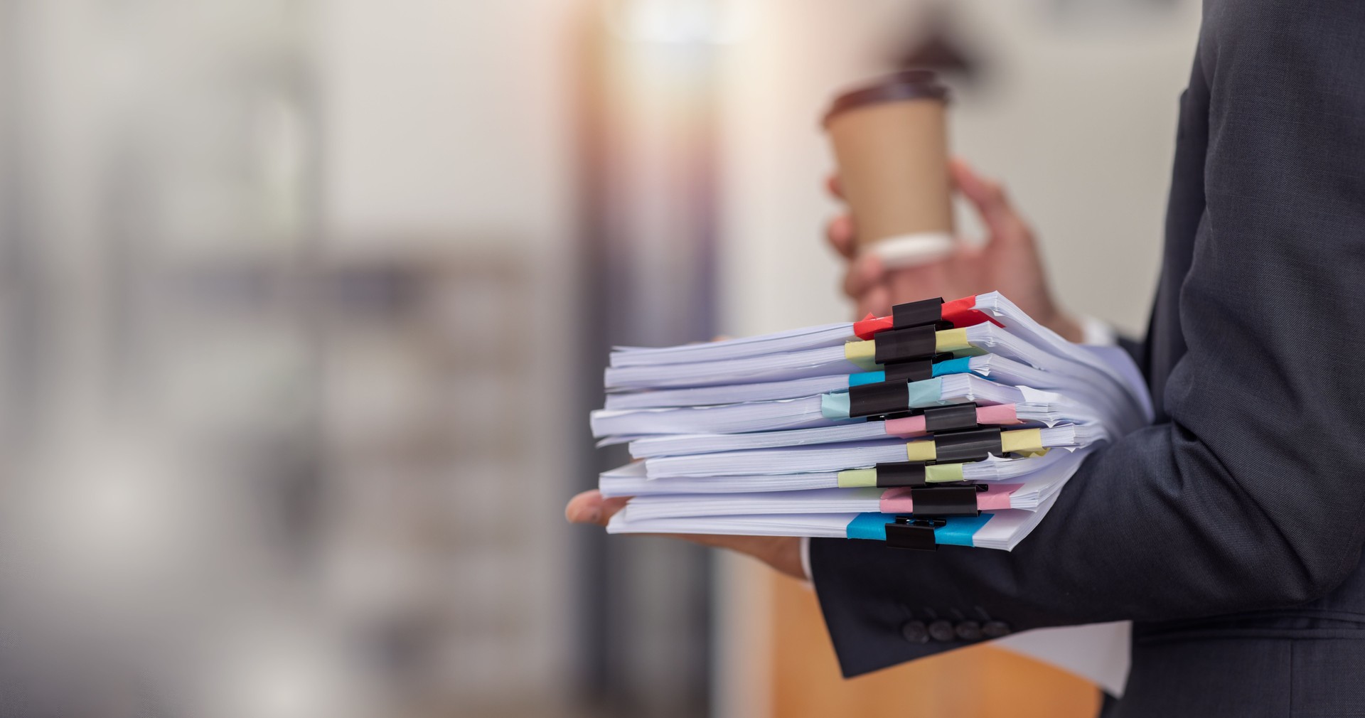 Comptable d’entreprise document juridique, Auditeur femme d’affaires Employé de bureau travaillant avec des documents à la table lieu de travail, gros plan